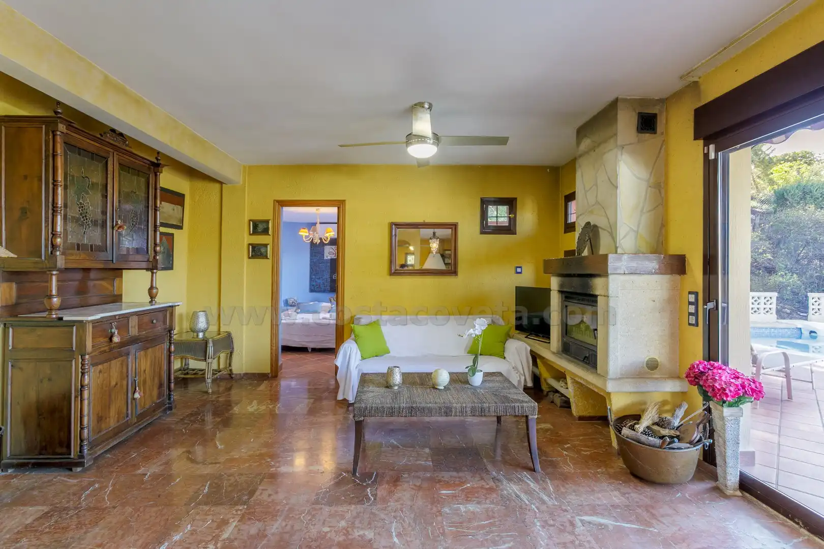 Sala d'estar de Casa o xalet en venda en El Campello amb Aire condicionat, Jardí privat i Terrassa