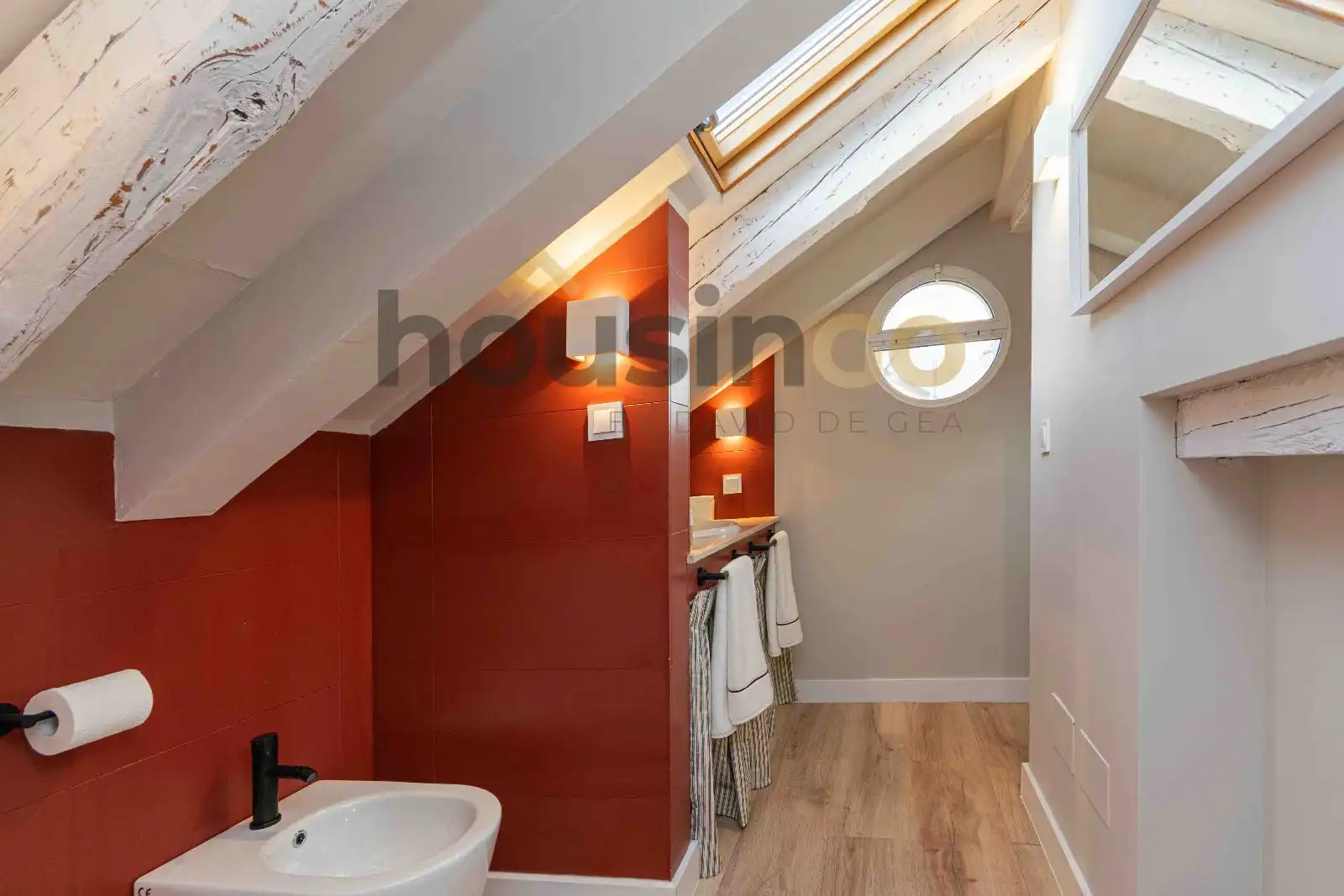 Bathroom of Attic for rent in Madrid  with Air Conditioner, Heating and Parquet flooring