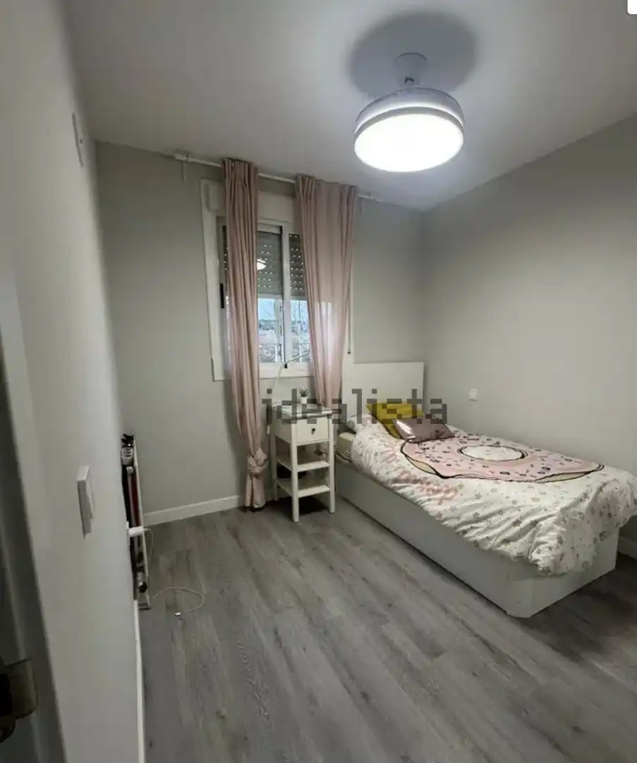 Dormitori de Casa adosada per a compartir en Camarma de Esteruelas amb Terrassa, Traster i Moblat