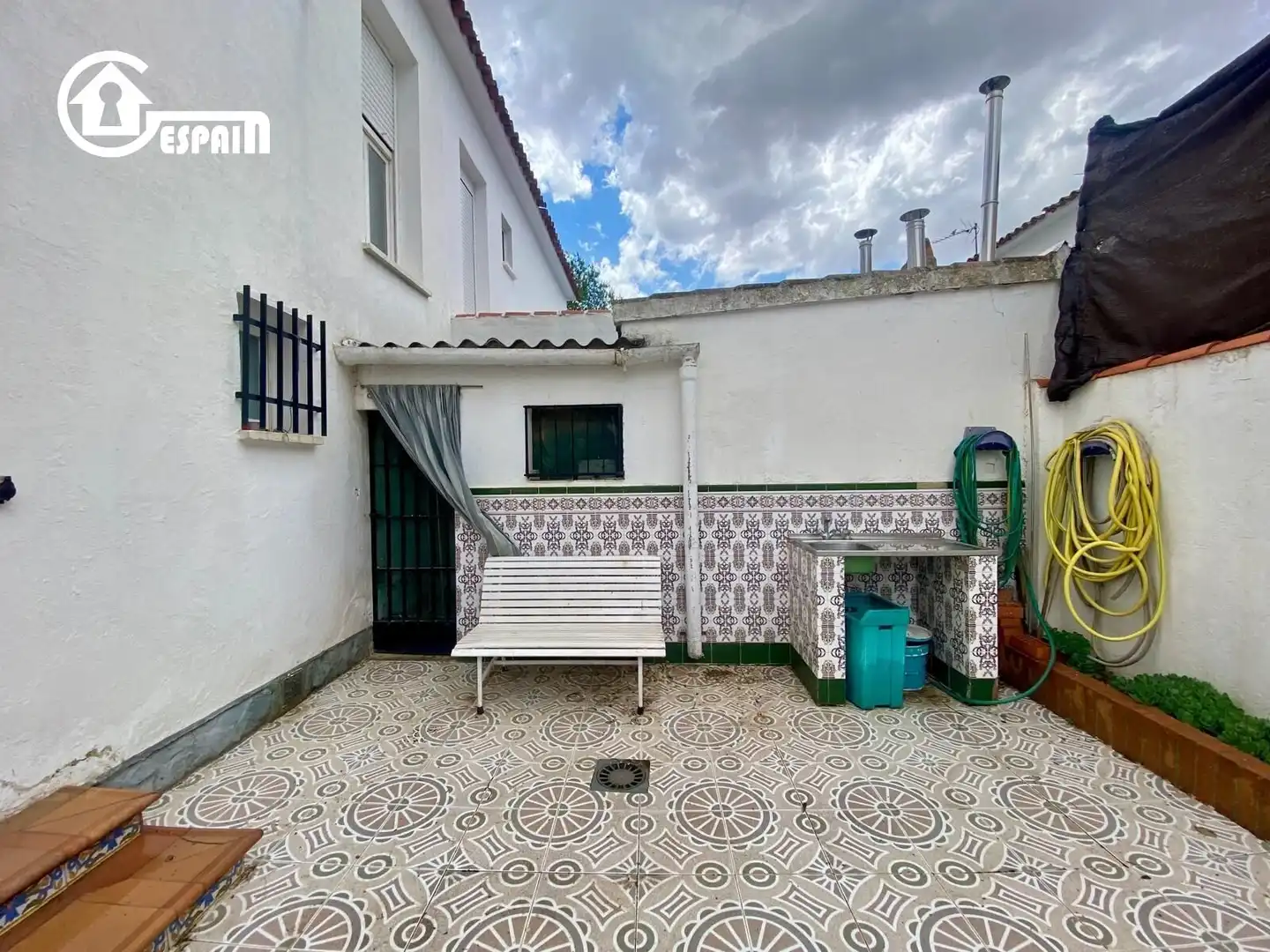 Vista exterior de Casa adosada en venta en Lillo con Calefacción, Jardín privado y Terraza