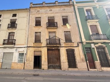 Casa amb balcó en venda a Carcaixent