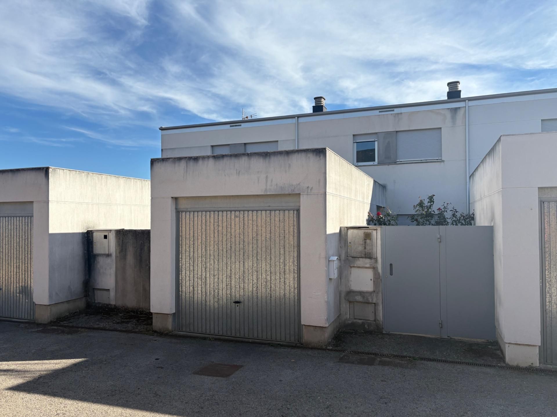 Vista exterior de Casa adosada en venda en Arganza amb Calefacció i Jardí privat
