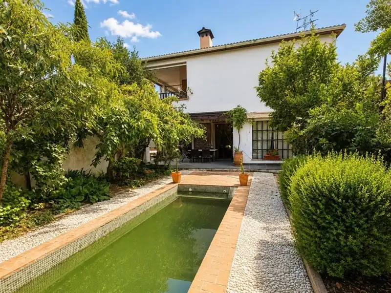 Vista exterior de Casa o xalet en venda en Granada amb Calefacció, Jardí privat i Parquet