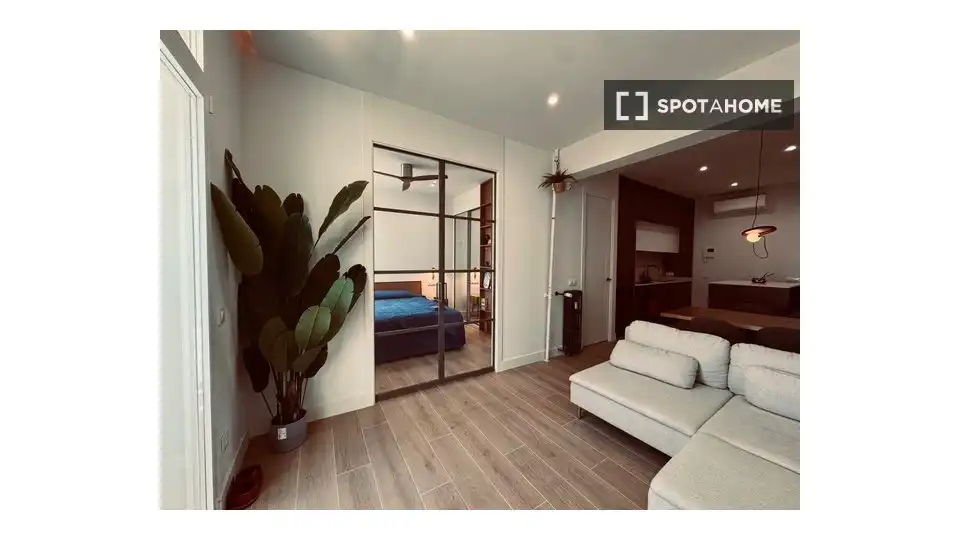 Dormitori de Apartament per a compartir en Madrid amb Aire condicionat, Terrassa i Moblat