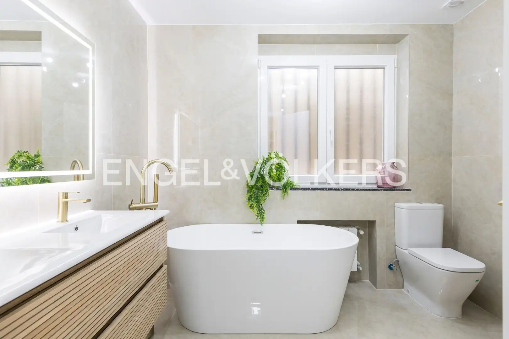 Bathroom of Flat for sale in Madrid  with Air Conditioner, Heating and Parquet flooring
