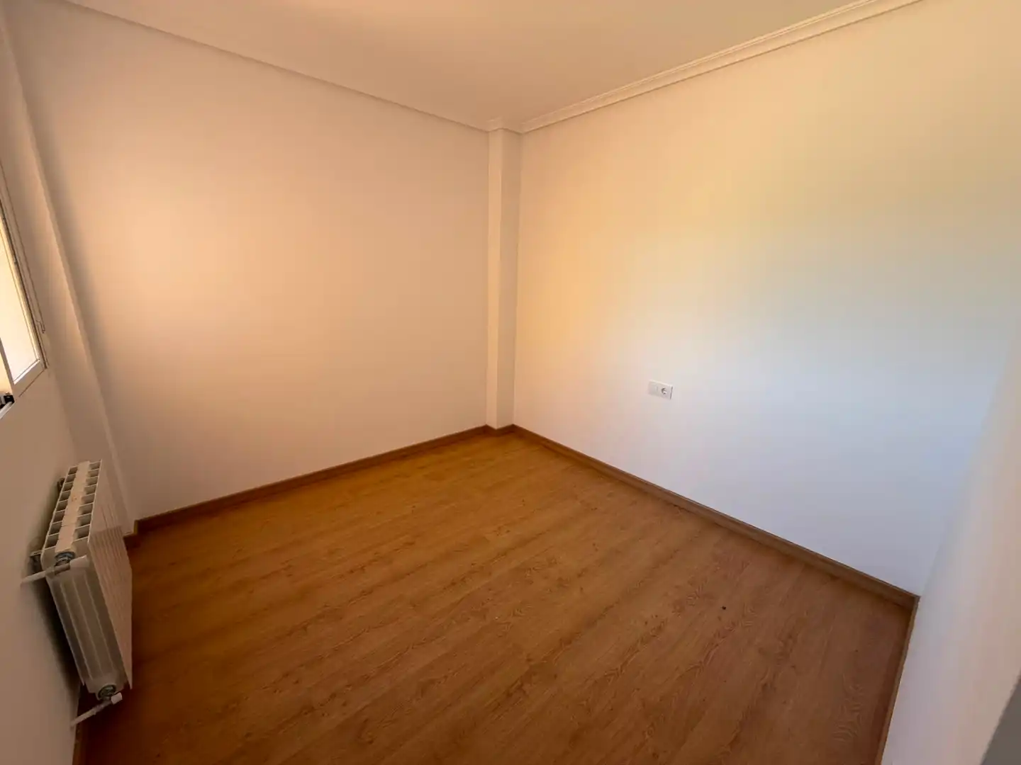 Dormitori de Casa adosada en venda en Utiel amb Calefacció, Parquet i Terrassa