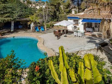 Chalet con piscina en venta en Casco Urbano