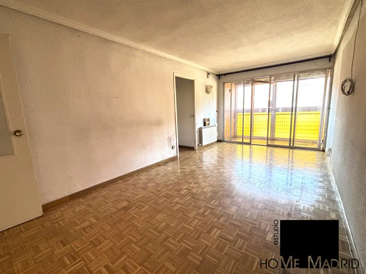 Sala de estar de Piso en venta en  Madrid Capital con Calefacción, Parquet y Terraza
