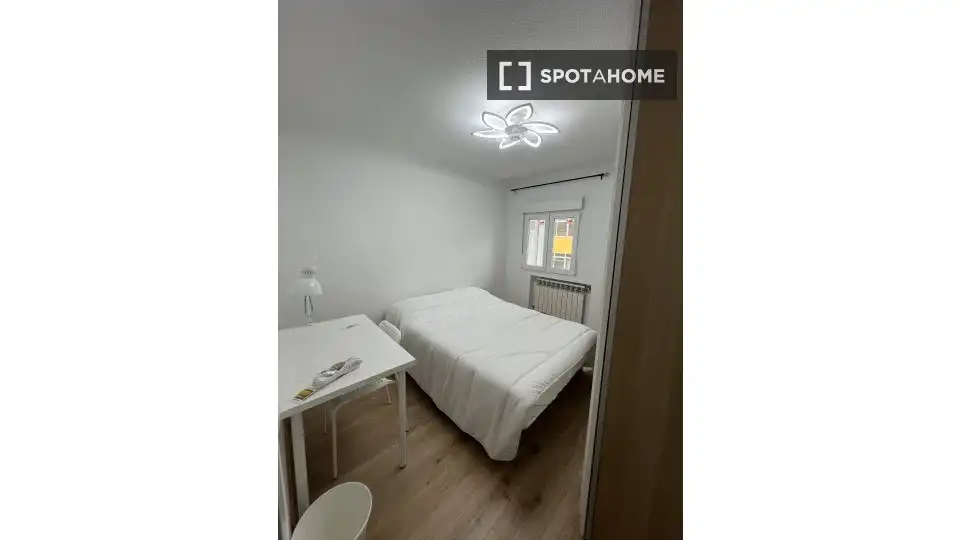 Bedroom of Flat for share in Madrid  with Air Conditioner, Heating and Terrace