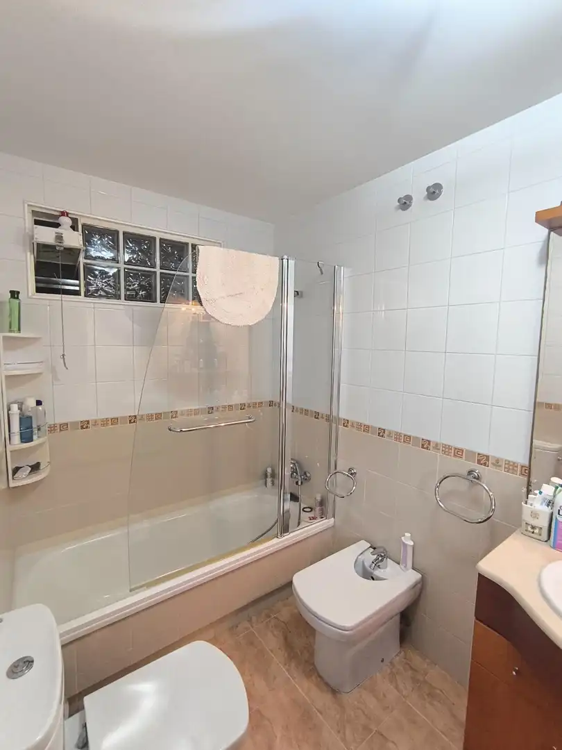 Badezimmer von Einfamilien-Reihenhaus zum Verkauf in Santiago de Compostela  mit Heizung, Privatgarten und Terrasse