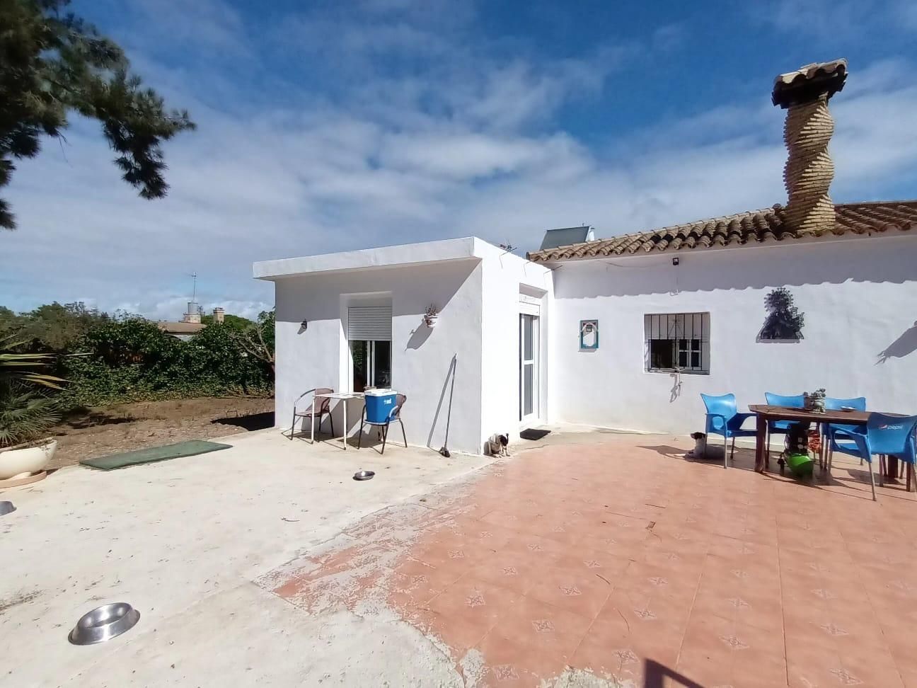 Vista exterior de Casa o xalet en venda en Chiclana de la Frontera amb Calefacció, Jardí privat i Terrassa
