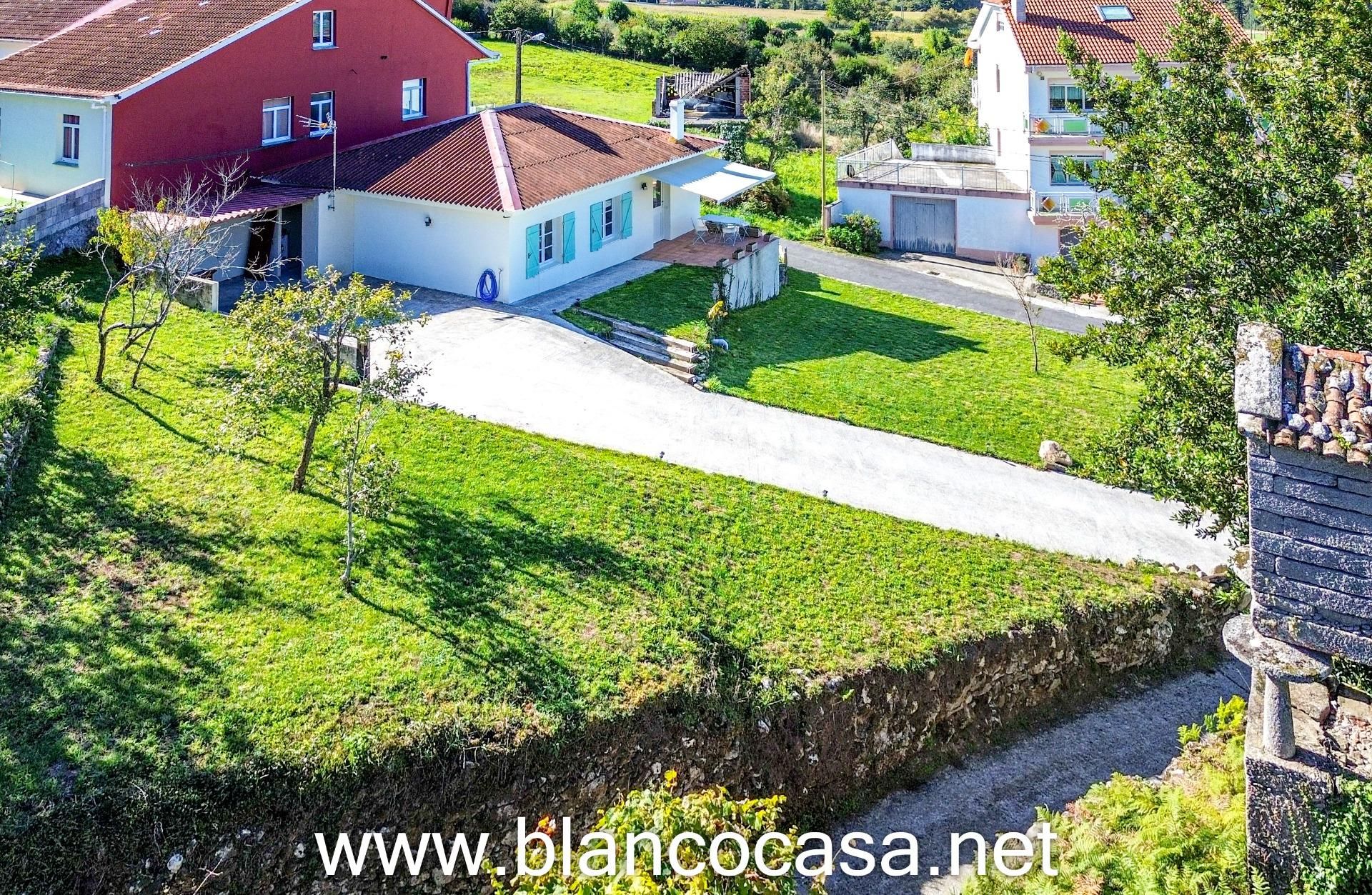 Vista exterior de Casa o xalet en venda en Laxe amb Calefacció