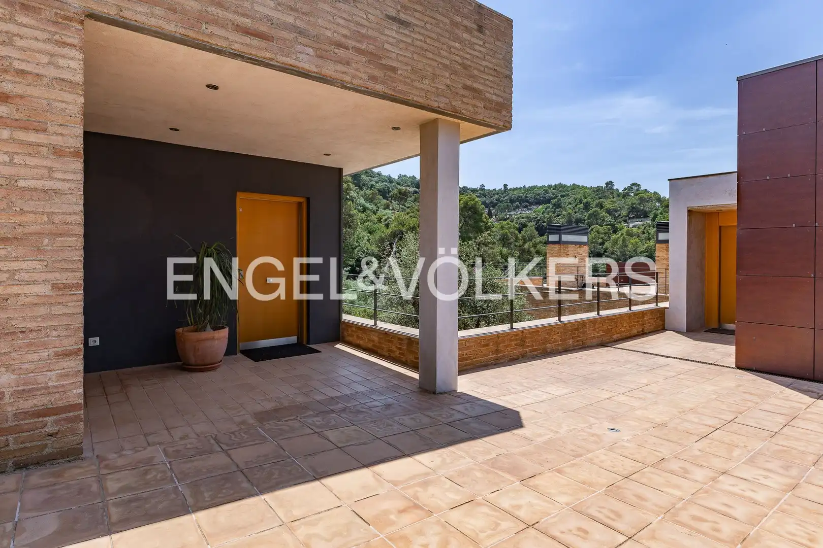 Terrassa de Casa adosada en venda en Sant Cugat del Vallès amb Calefacció, Jardí privat i Parquet