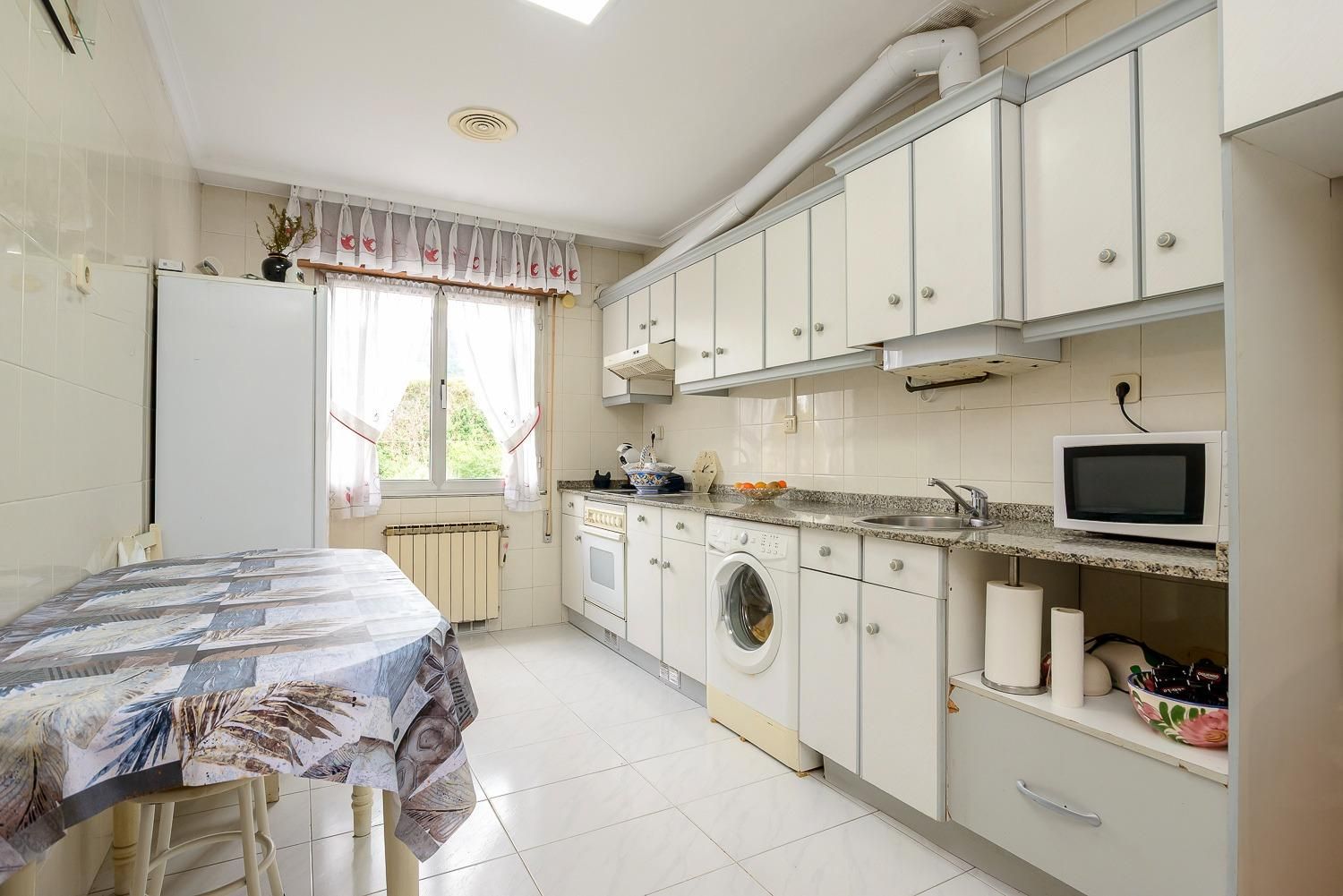 Kitchen of Flat for sale in Oviedo   with Heating and Parquet flooring