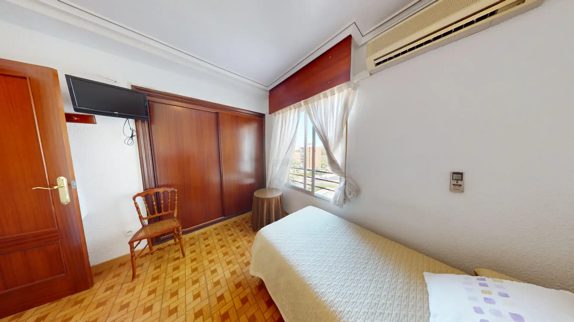 Habitación de Piso en venta en Alicante / Alacant con Aire acondicionado, Terraza y Amueblado
