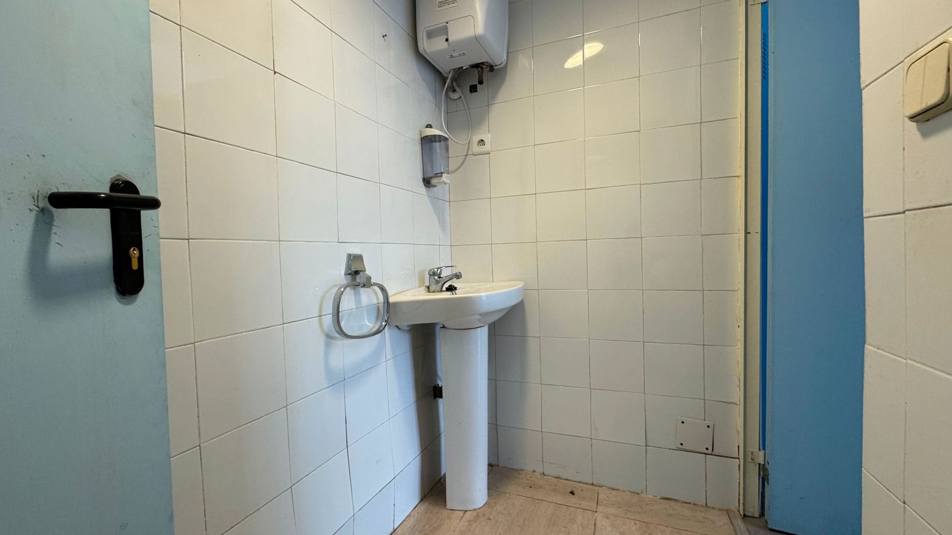 Bathroom of Premises for sale in Móstoles