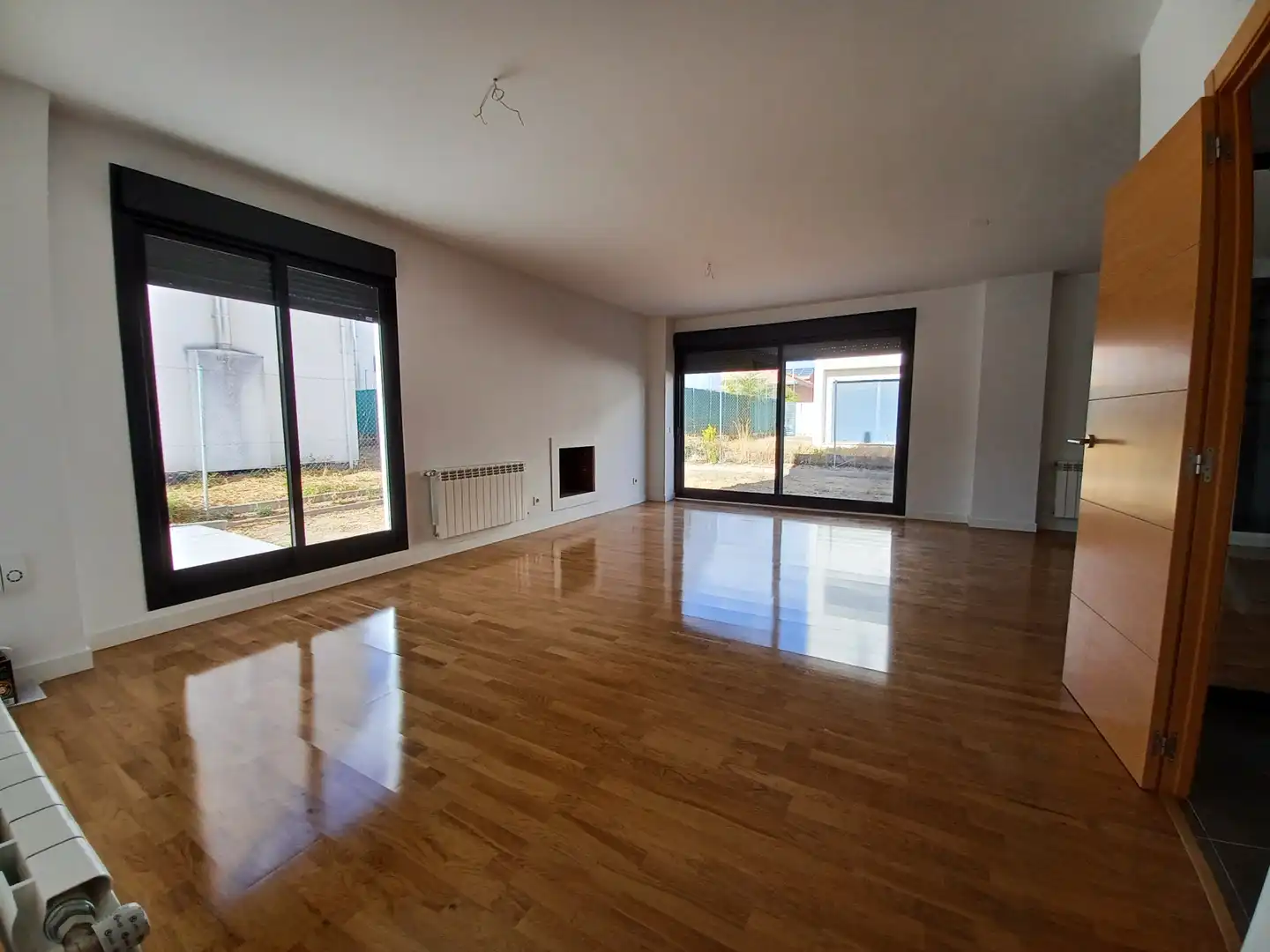Sala d'estar de Casa adosada en venda en Paracuellos de Jarama amb Calefacció, Jardí privat i Parquet