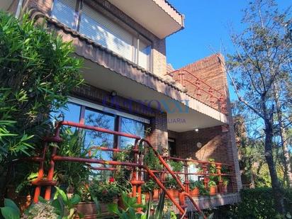 Vista exterior de Casa adosada en venda en Leioa amb Calefacció, Jardí privat i Terrassa