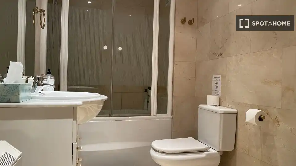 Baño de Apartamento para compartir en Alcalá de Henares con Aire acondicionado, Terraza y Amueblado