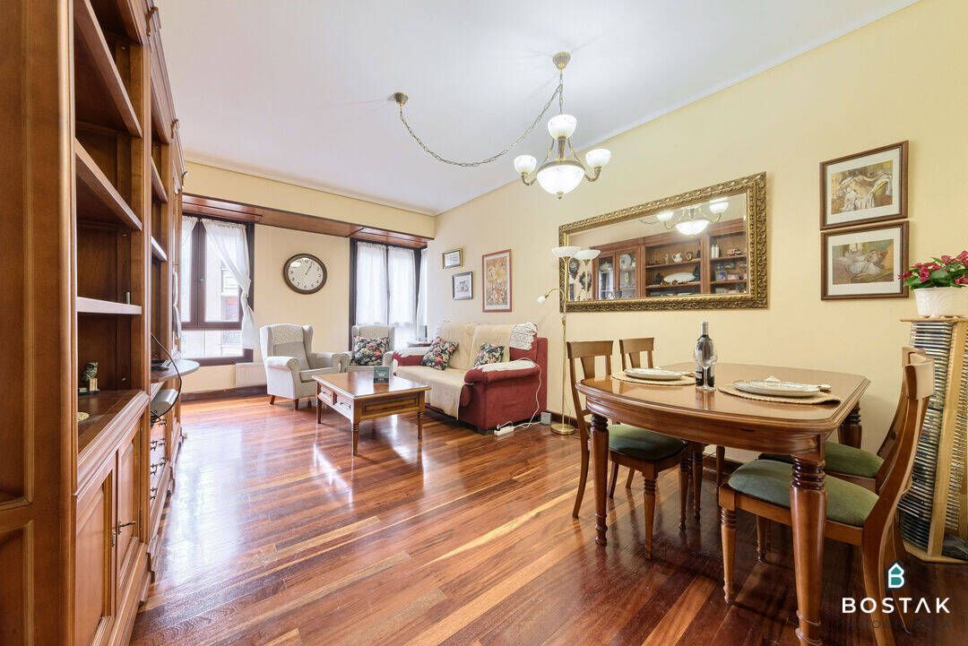 Sala d'estar de Pis en venda en Bilbao  amb Calefacció i Traster