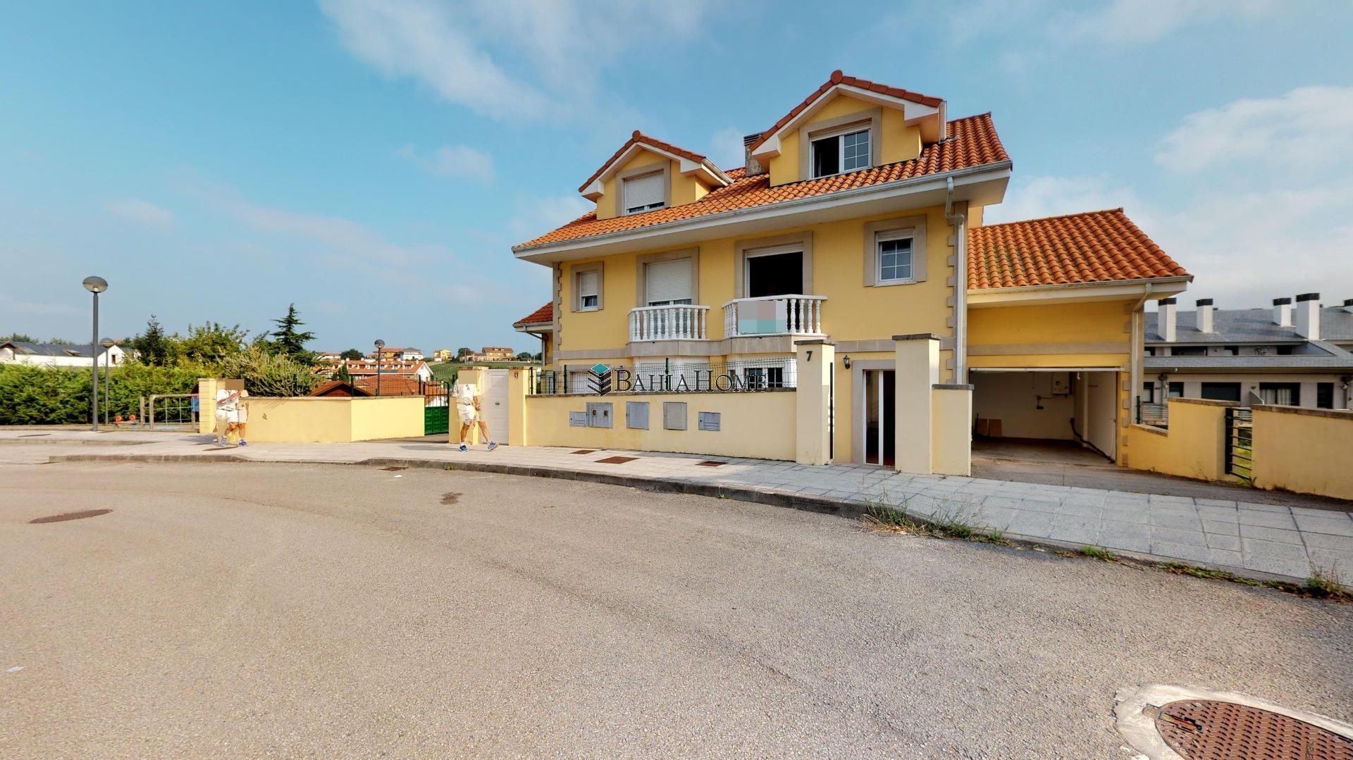 Vista exterior de Casa adosada en venda en Miengo amb Calefacció, Jardí privat i Terrassa