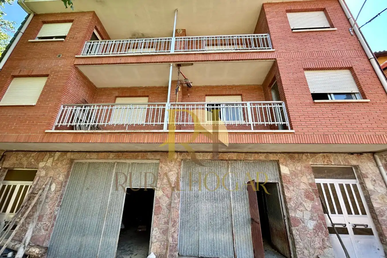Vista exterior de Edifici en venda en Los Barrios de Luna 