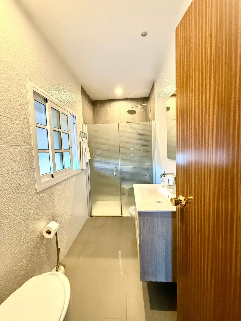 Badezimmer von Einfamilien-Reihenhaus zum Verkauf in Tarifa mit Terrasse