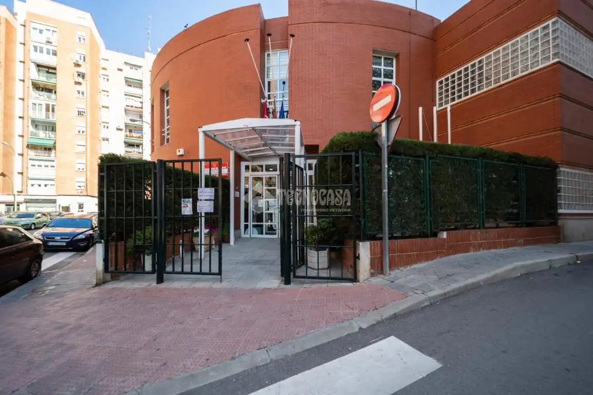 Vista exterior de Pis en venda en Madrid amb Calefacció