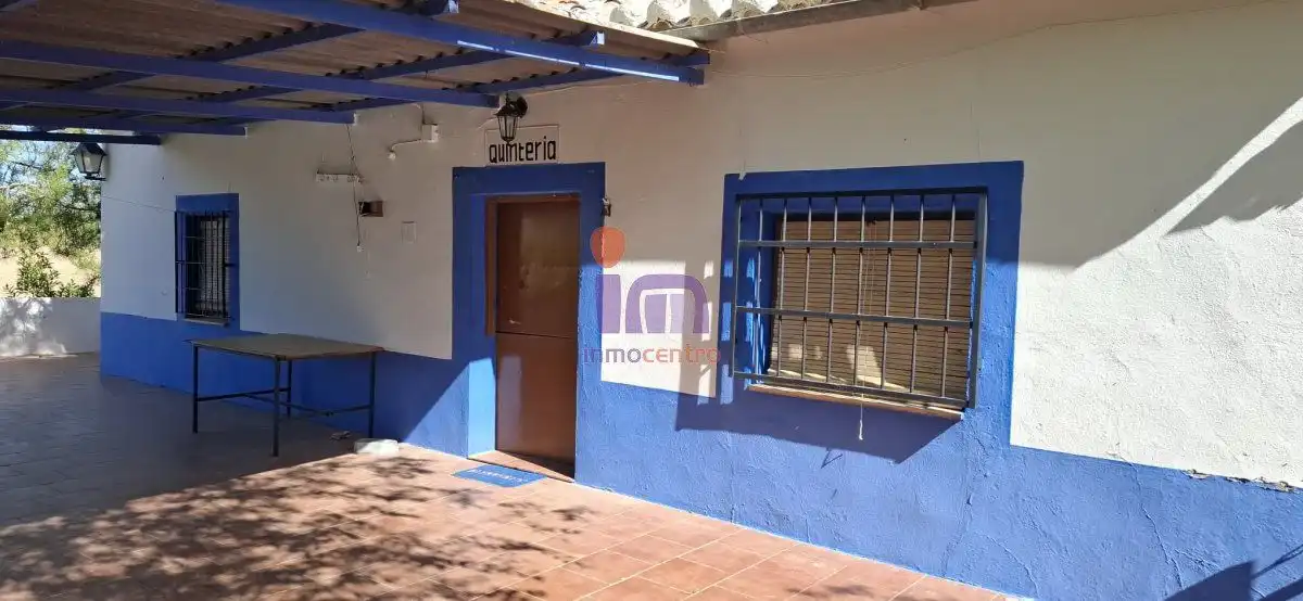 Vista exterior de Finca rústica en venda en Valdepeñas amb Calefacció
