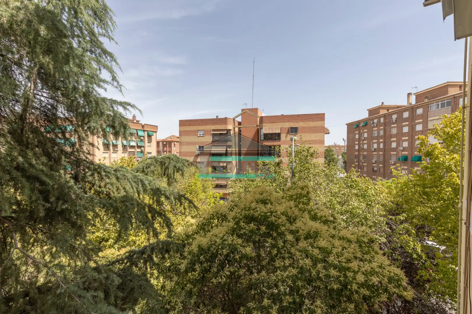 Vista exterior de Pis en venda en Granada amb Moblat i Balcó