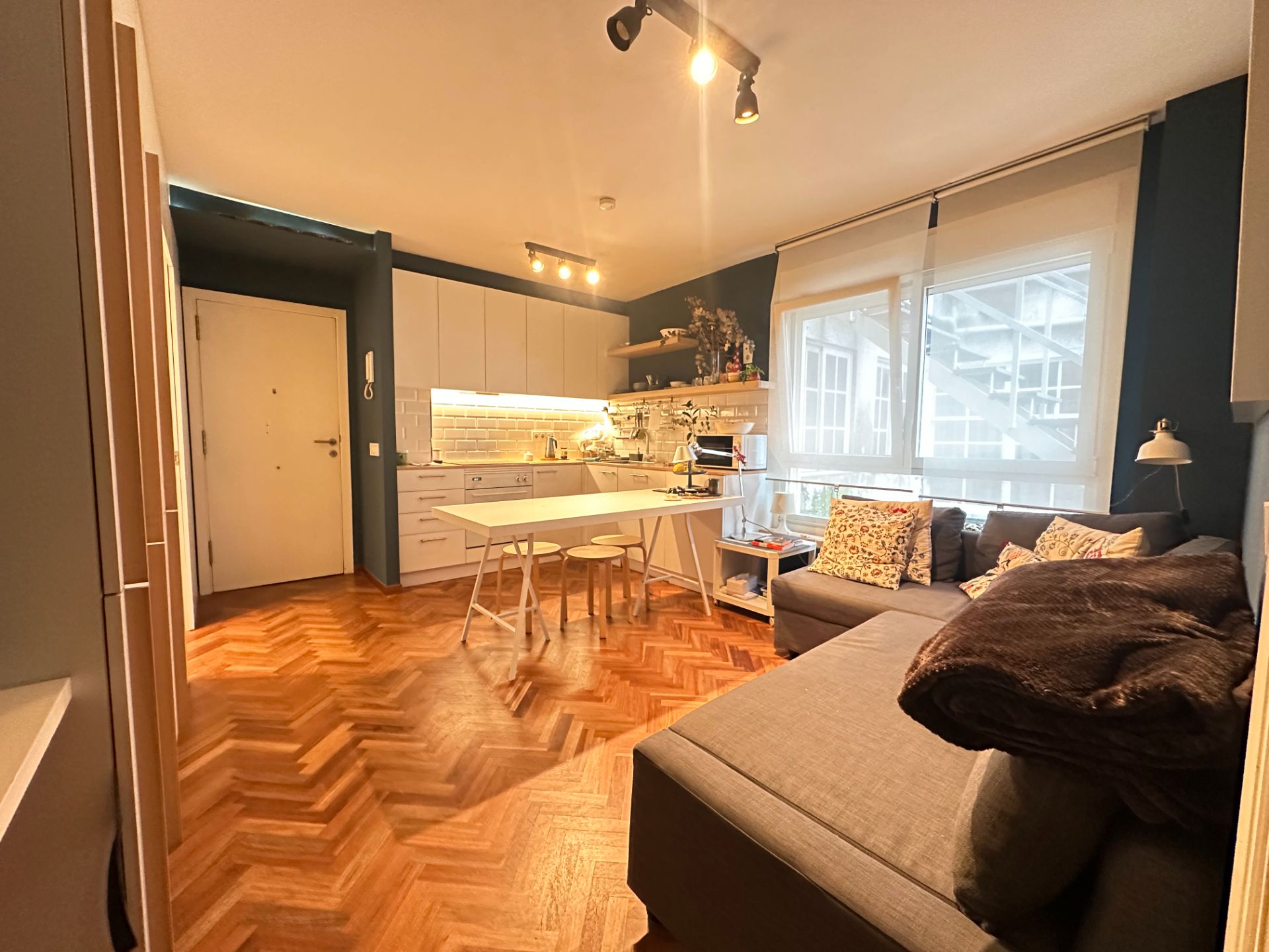 Sala d'estar de Pis en venda en Santiago de Compostela  amb Calefacció, Parquet i Moblat