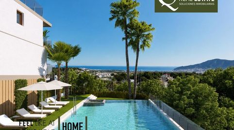 Vivienda de 4 habitaciones con piscina privada y vistas al mar.