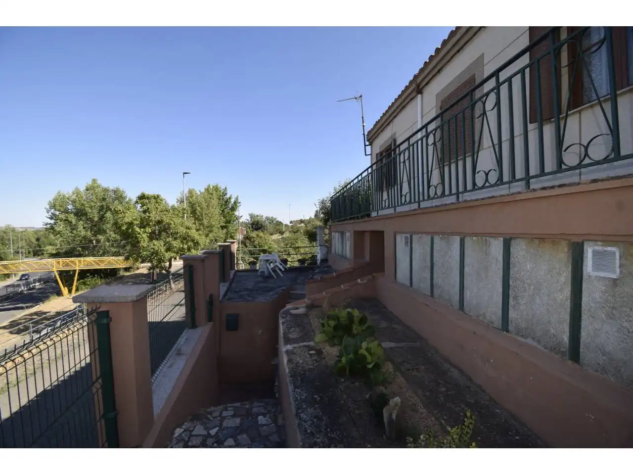 Vista exterior de Casa o xalet en venda en León Capital  amb Calefacció, Jardí privat i Parquet