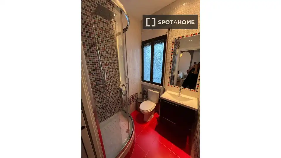 Bathroom of Flat for share in Madrid  with Air Conditioner, Heating and Furnished