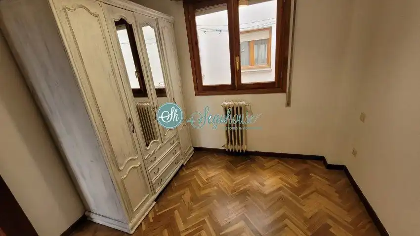 Bedroom of Flat for rent in Segovia  with Heating, Parquet flooring and Terrace