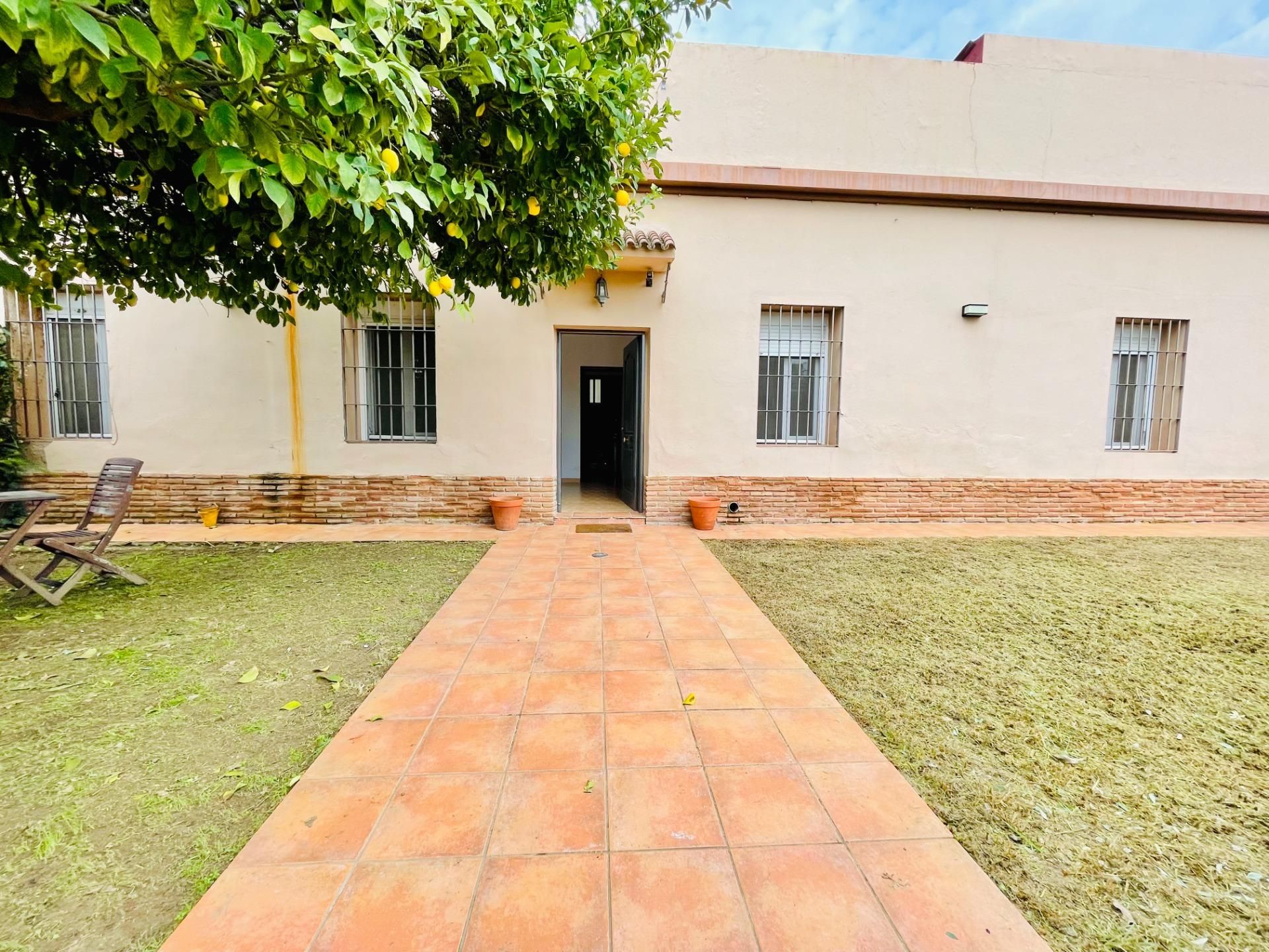 Vista exterior de Casa o xalet en venda en  Córdoba Capital amb Aire condicionat, Terrassa i Traster