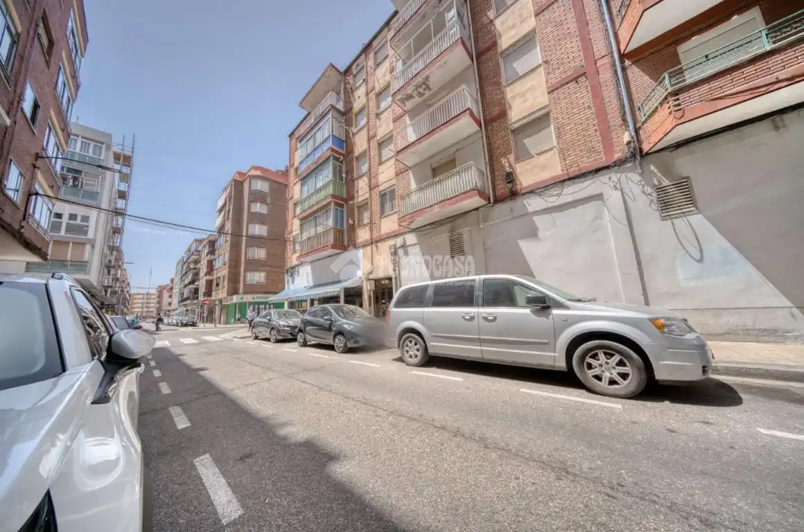 Exterior view of Flat for sale in Valladolid  with Heating, Parquet flooring and Furnished