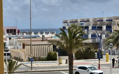Außenansicht von Wohnung miete in La Manga del Mar Menor mit Balkon