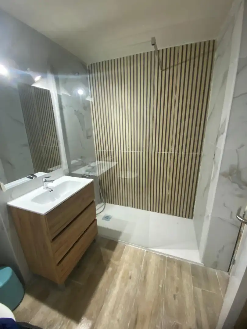 Baño de Estudio en venta en Torremolinos con Aire acondicionado, Calefacción y Amueblado