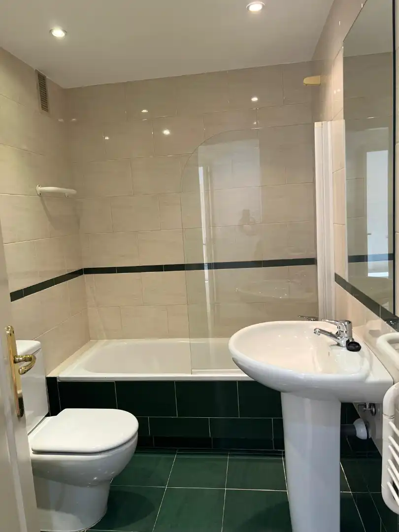 Bathroom of Flat for rent in Madrid  with Air Conditioner, Heating and Parquet flooring