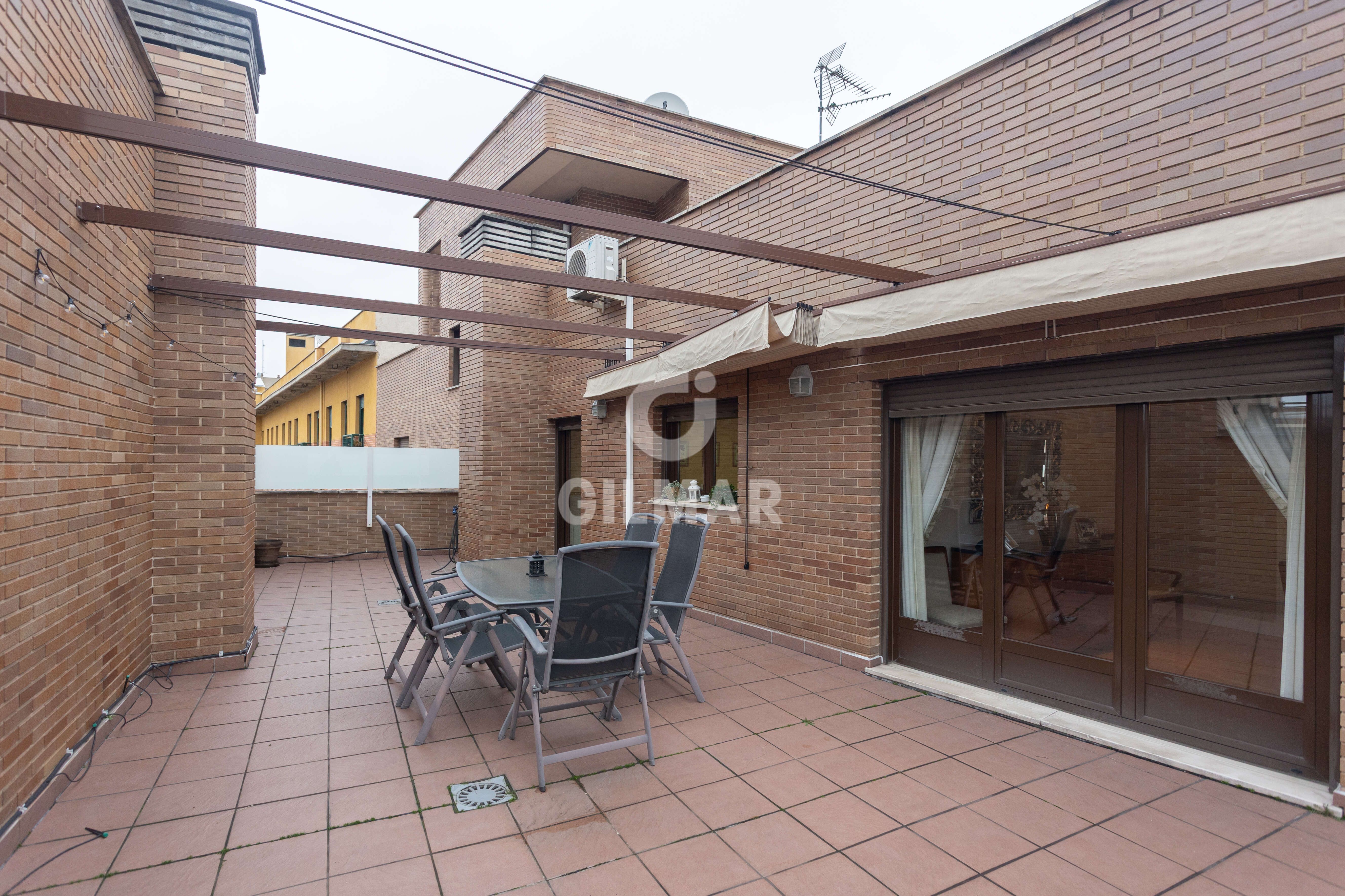 Terraza de Ático en venta en  Madrid Capital con Calefacción, Trastero y Balcón