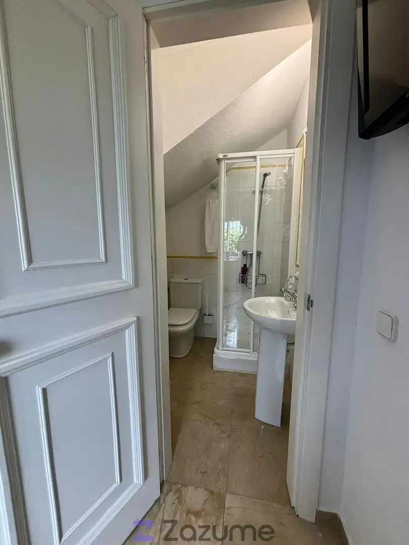 Baño de Piso de alquiler en Estepona con Aire acondicionado, Jardín privado y Piscina