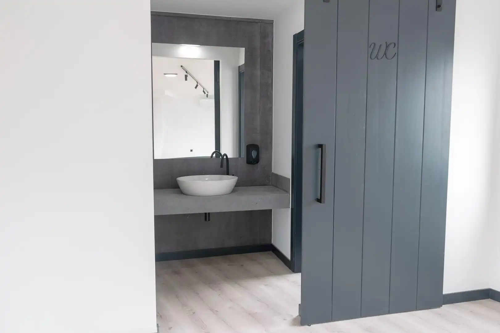 Baño de Oficina de alquiler en A Coruña Capital  con Aire acondicionado y Calefacción