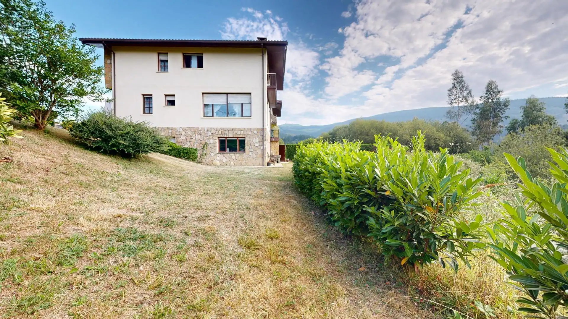 Vista exterior de Casa adosada en venta en Zalla  con Calefacción, Jardín privado y Terraza