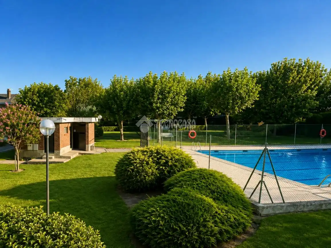 Piscina de Casa adosada en venda en Griñón amb Calefacció, Jardí privat i Terrassa