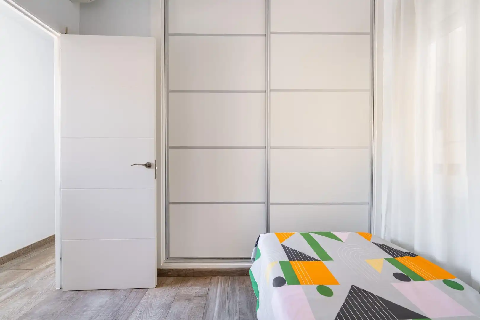 Habitación de Piso de alquiler en Almería con Aire acondicionado, Terraza y Amueblado