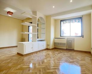 Living room of Flat to rent in  Madrid Capital  with Heating, Parquet flooring and Terrace