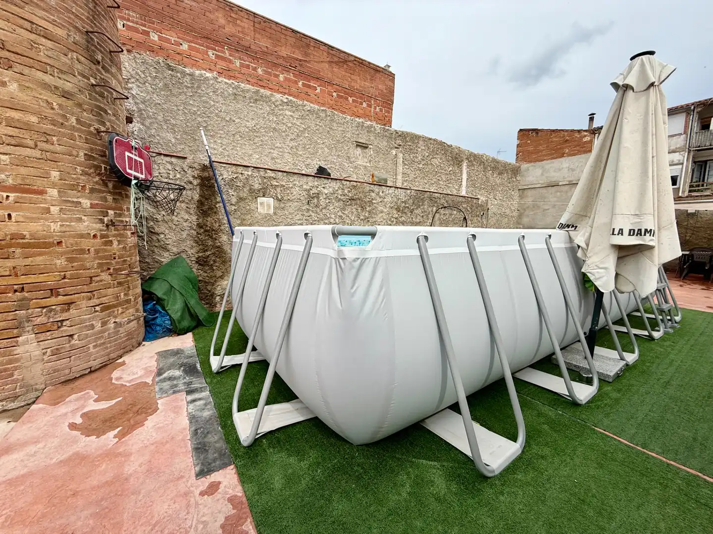 Piscina de Casa adosada en venda en Castellar del Vallès amb Aire condicionat, Calefacció i Terrassa