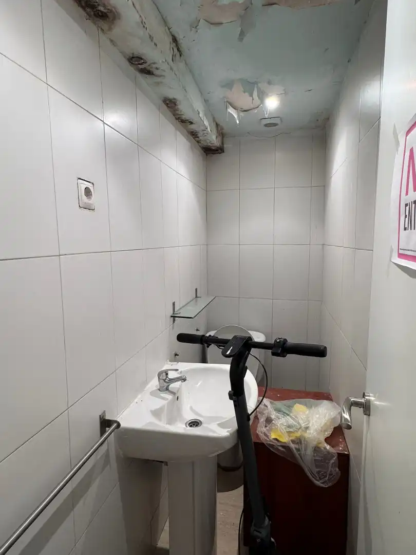 Baño de Local en venta en Madrid con Aire acondicionado, Calefacción y Amueblado