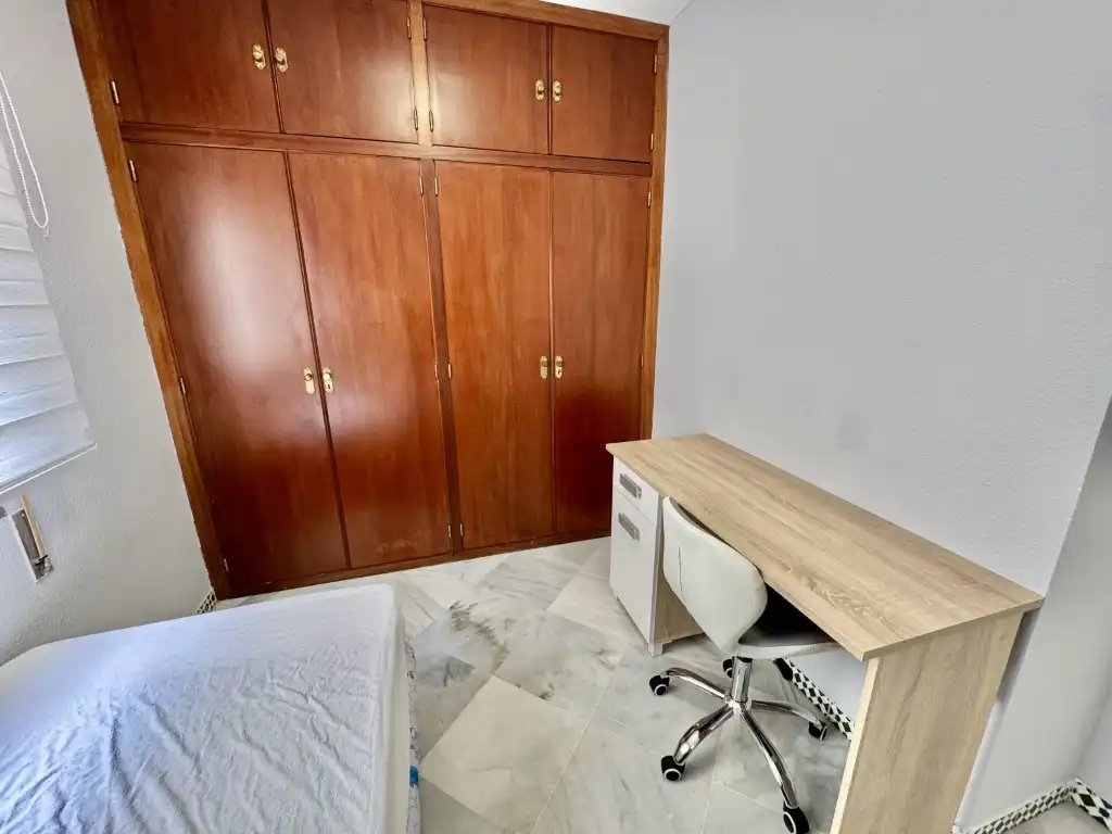 Bedroom of Flat for share in Córdoba  with Air Conditioner